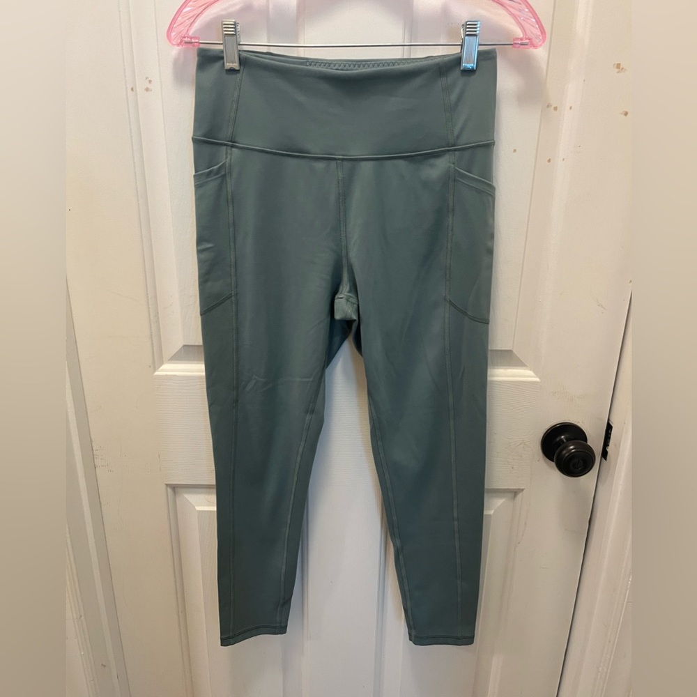 LIKE NEW Victoria’s Secret Flow On Point 7/8 Length Legging - Green - Size 10